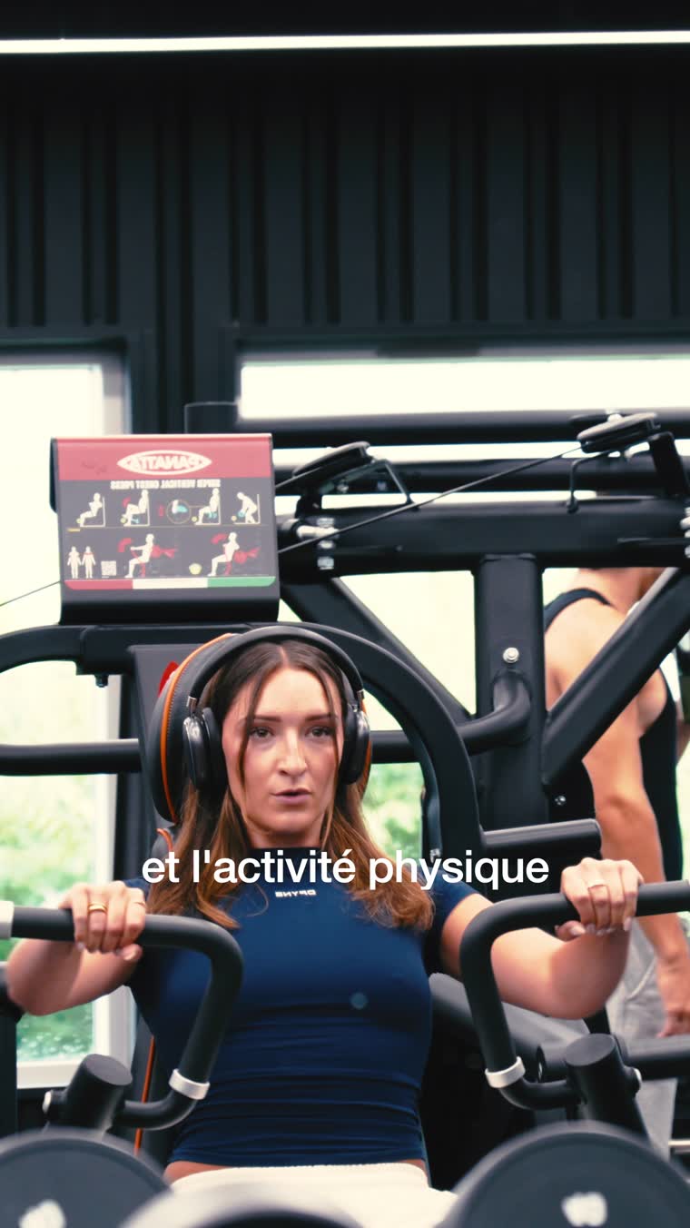 Séance d'entraînement filmée en salle de sport.
